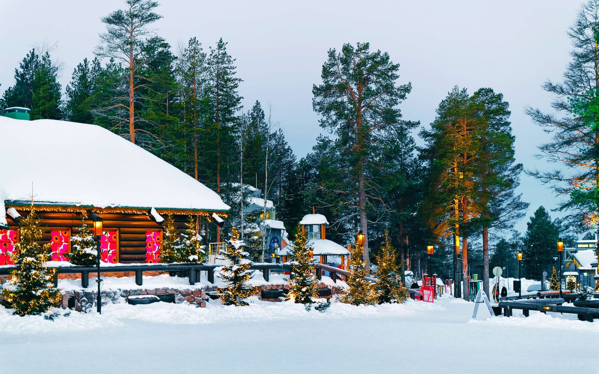 Casa lui Mos Craciun din Rovaniemi Laponia Finlanda - orășelul magic cu recepția oficială