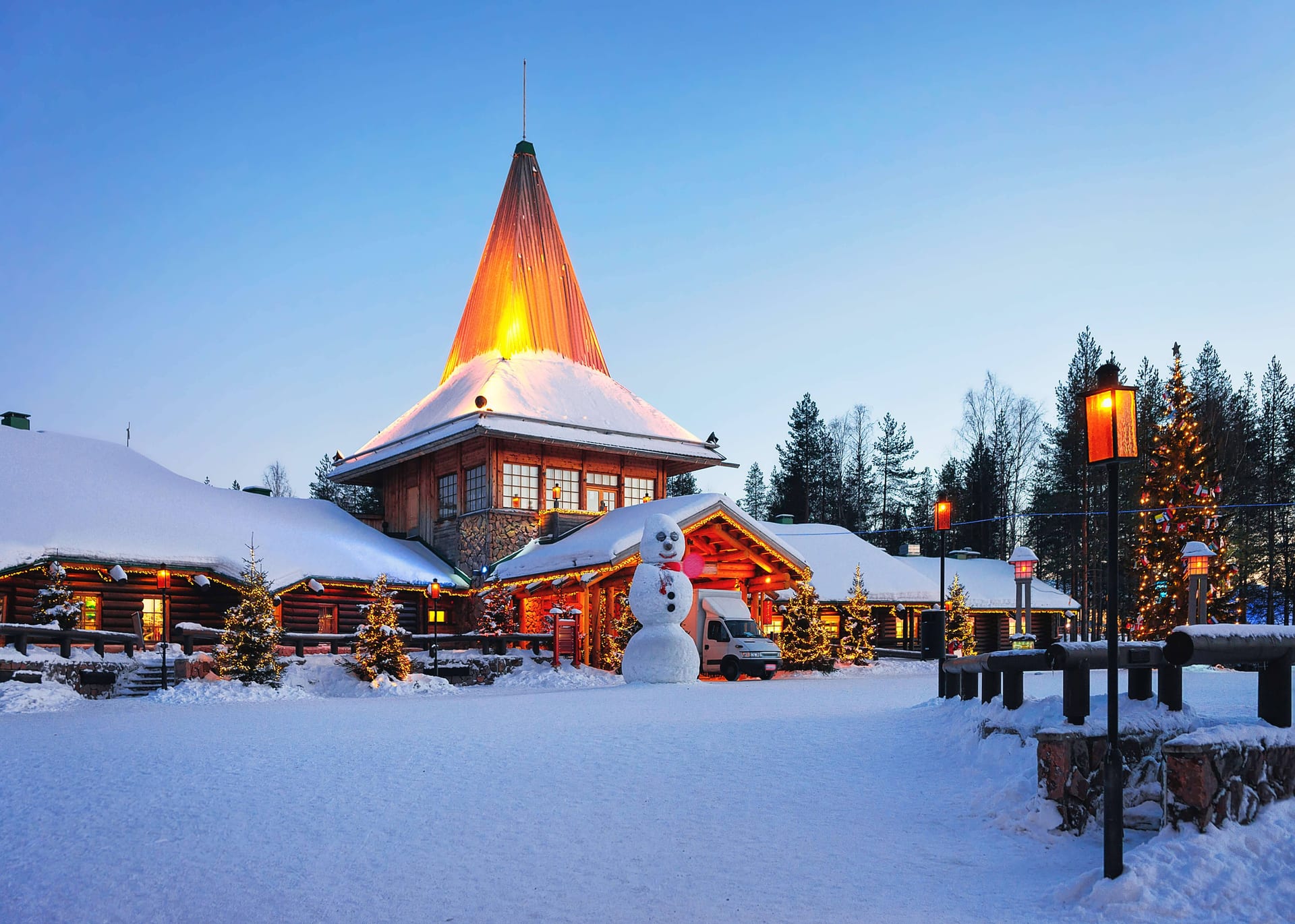 Oraselul lui Mos Craciun seara - casa lui Mos Craciun din Rovaniemi Laponia iluminata magic